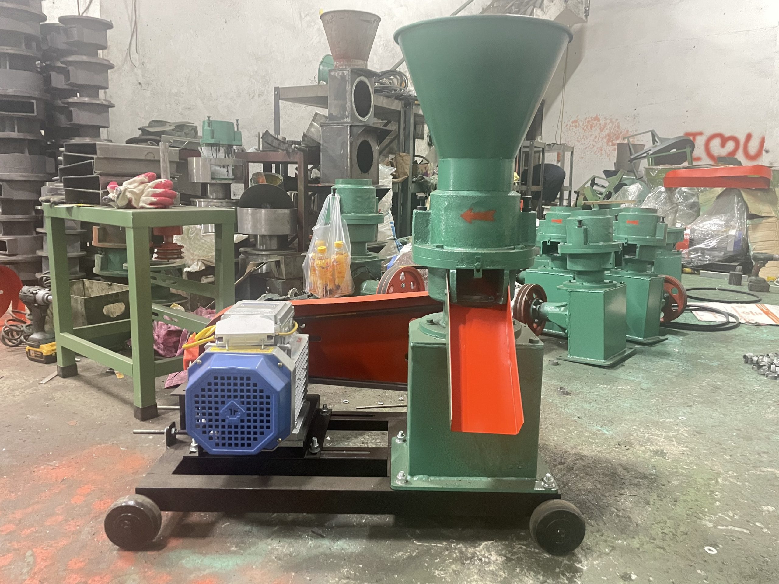 Máy ép cám viên màu xanh chụp tại xưởng Cơ Khí Hòa Bình
